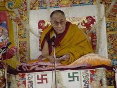 Le Dalaï-lama dirigeant le rituel du Kalachakra.jpg